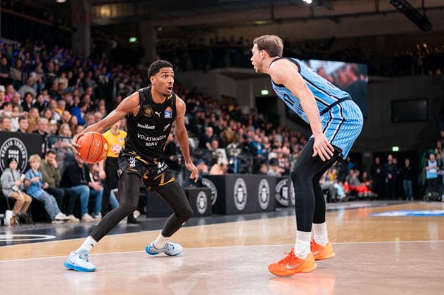 David NGuessan (Basketball Loewen Braunschweig, 1) im Dribbling gegen Niklas Wimberg (Veolia Towers Hamburg, 17), GER, Veolia Towers Hamburg vs Basketball Loewen Braunschweig, Basketball, Bundesliga, Spieltag 19, Saison 2025 2026, 08.02.2026 GER, Veolia Towers Hamburg vs Basketball Loewen Braunschweig, Basketball, Bundesliga, Spieltag 19, Saison 2025 2026, 08.02.2026 Hamburg Copyright: xEibner-Pressefoto MaxxVincenx EP_MVN