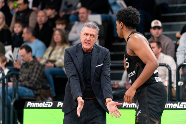 Liviu Calin (Basketball Loewen Braunschweig, Trainer) gibt Grant Sherfield (Basketball Loewen Braunschweig, 25) Anweisungen, GER, Veolia Towers Hamburg vs Basketball Loewen Braunschweig, Basketball, Bundesliga, Spieltag 19, Saison 2025 2026, 08.02.2026 GER, Veolia Towers Hamburg vs Basketball Loewen Braunschweig, Basketball, Bundesliga, Spieltag 19, Saison 2025 2026, 08.02.2026 Hamburg Copyright: xEibner-Pressefoto MaxxVincenx EP_MVN