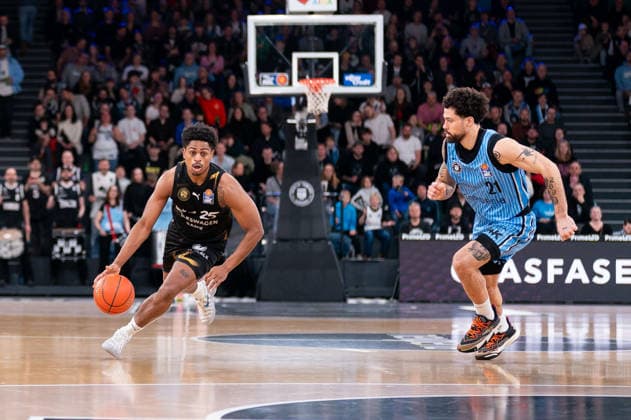 Grant Sherfield (Basketball Loewen Braunschweig, 25) im Dribbling gegen Devon Daniels (Veolia Towers Hamburg, 21), GER, Veolia Towers Hamburg vs Basketball Loewen Braunschweig, Basketball, Bundesliga, Spieltag 19, Saison 2025 2026, 08.02.2026 GER, Veolia Towers Hamburg vs Basketball Loewen Braunschweig, Basketball, Bundesliga, Spieltag 19, Saison 2025 2026, 08.02.2026 Hamburg Copyright: xEibner-Pressefoto MaxxVincenx EP_MVN