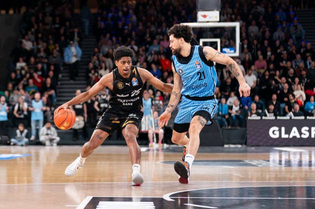 Grant Sherfield (Basketball Loewen Braunschweig, 25) im Dribbling gegen Devon Daniels (Veolia Towers Hamburg, 21), GER, Veolia Towers Hamburg vs Basketball Loewen Braunschweig, Basketball, Bundesliga, Spieltag 19, Saison 2025 2026, 08.02.2026 GER, Veolia Towers Hamburg vs Basketball Loewen Braunschweig, Basketball, Bundesliga, Spieltag 19, Saison 2025 2026, 08.02.2026 Hamburg Copyright: xEibner-Pressefoto MaxxVincenx EP_MVN