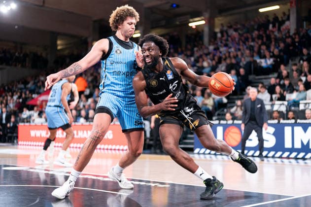 Oluwasimisola Shittu (Basketball Loewen Braunschweig, 45) im Dribbling gegen Zacharie Perrin (Veolia Towers Hamburg, 52), GER, Veolia Towers Hamburg vs Basketball Loewen Braunschweig, Basketball, Bundesliga, Spieltag 19, Saison 2025 2026, 08.02.2026 GER, Veolia Towers Hamburg vs Basketball Loewen Braunschweig, Basketball, Bundesliga, Spieltag 19, Saison 2025 2026, 08.02.2026 Hamburg Copyright: xEibner-Pressefoto MaxxVincenx EP_MVN