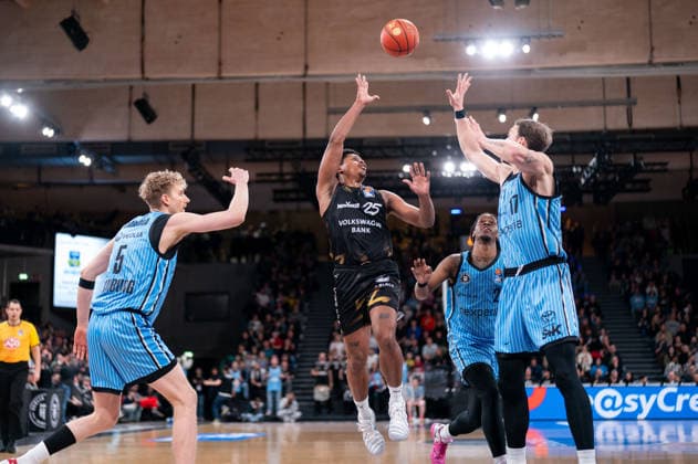 Grant Sherfield (Basketball Loewen Braunschweig, 25) beim Pass, Niklas Wimberg (Veolia Towers Hamburg, 17), GER, Veolia Towers Hamburg vs Basketball Loewen Braunschweig, Basketball, Bundesliga, Spieltag 19, Saison 2025 2026, 08.02.2026 GER, Veolia Towers Hamburg vs Basketball Loewen Braunschweig, Basketball, Bundesliga, Spieltag 19, Saison 2025 2026, 08.02.2026 Hamburg Copyright: xEibner-Pressefoto MaxxVincenx EP_MVN