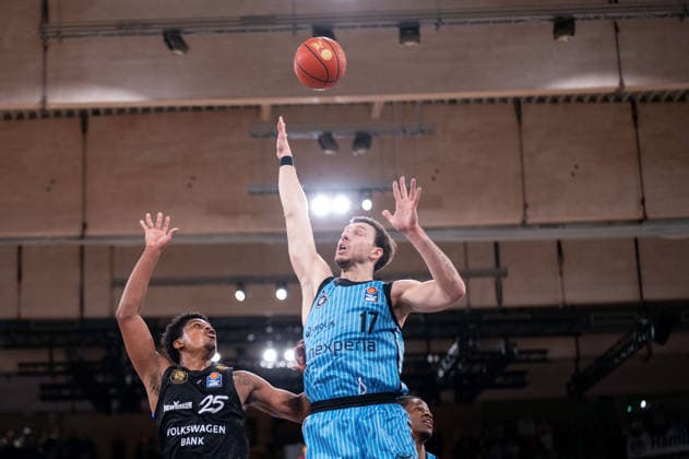 Grant Sherfield (Basketball Loewen Braunschweig, 25) beim Pass, Niklas Wimberg (Veolia Towers Hamburg, 17), GER, Veolia Towers Hamburg vs Basketball Loewen Braunschweig, Basketball, Bundesliga, Spieltag 19, Saison 2025 2026, 08.02.2026 GER, Veolia Towers Hamburg vs Basketball Loewen Braunschweig, Basketball, Bundesliga, Spieltag 19, Saison 2025 2026, 08.02.2026 Hamburg Copyright: xEibner-Pressefoto MaxxVincenx EP_MVN