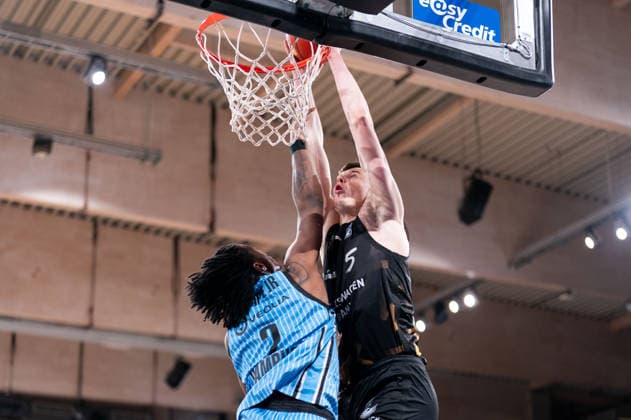 Luka Scuka (Basketball Loewen Braunschweig, 5) beim Dunk, Leonard Thorpe Jr. (Veolia Towers Hamburg, 02), GER, Veolia Towers Hamburg vs Basketball Loewen Braunschweig, Basketball, Bundesliga, Spieltag 19, Saison 2025 2026, 08.02.2026 GER, Veolia Towers Hamburg vs Basketball Loewen Braunschweig, Basketball, Bundesliga, Spieltag 19, Saison 2025 2026, 08.02.2026 Hamburg Copyright: xEibner-Pressefoto MaxxVincenx EP_MVN