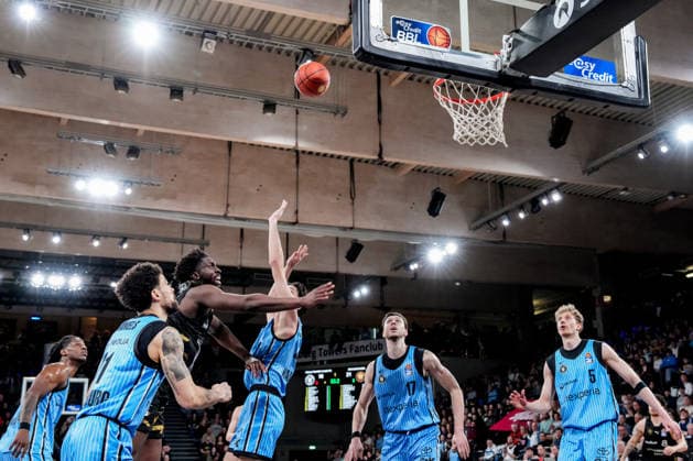 Deutschland: easyCredit BBL, Hauptrunde 2025 26, 19. Spieltag Veolia Towers Hamburg vs Basketball Löwen Braunschweig Inselpark Arena (Hamburg): Jan Niklas Wimberg (Veolia Towers Hamburg, 17), Zsombor Maronka (Veolia Towers Hamburg, 5), Devon Daniels (Veolia Towers Hamburg, 21), Leonard Thorpe Jr. (Veolia Towers Hamburg, 2), Oluwasimisola Shittu (Basketball Löwen Braunschweig, 45) Copyright: xStefanxTrochax
