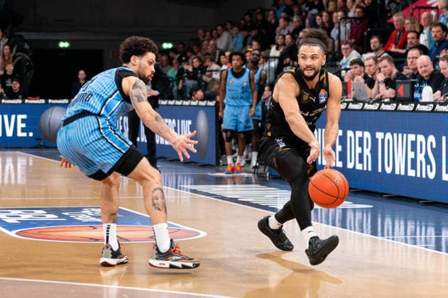 Kaza Kajami-Keane (Basketball Loewen Braunschweig, 24) Pass, Devon Daniels (Veolia Towers Hamburg, 21), GER, Veolia Towers Hamburg vs Basketball Loewen Braunschweig, Basketball, Bundesliga, Spieltag 19, Saison 2025 2026, 08.02.2026 GER, Veolia Towers Hamburg vs Basketball Loewen Braunschweig, Basketball, Bundesliga, Spieltag 19, Saison 2025 2026, 08.02.2026 Hamburg Copyright: xEibner-Pressefoto MaxxVincenx EP_MVN