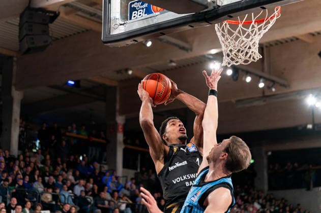 David NGuessan (Basketball Loewen Braunschweig, 1) beim Korbleger, Niklas Wimberg (Veolia Towers Hamburg, 17), GER, Veolia Towers Hamburg vs Basketball Loewen Braunschweig, Basketball, Bundesliga, Spieltag 19, Saison 2025 2026, 08.02.2026 GER, Veolia Towers Hamburg vs Basketball Loewen Braunschweig, Basketball, Bundesliga, Spieltag 19, Saison 2025 2026, 08.02.2026 Hamburg Copyright: xEibner-Pressefoto MaxxVincenx EP_MVN
