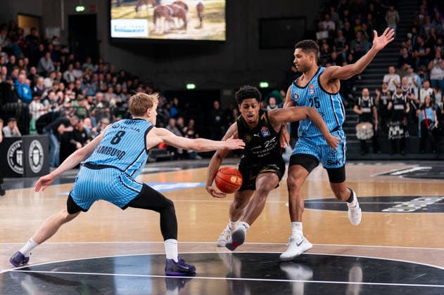 Grant Sherfield (Basketball Loewen Braunschweig, 25) im Dribbling gegen Jared Grey (Veolia Towers Hamburg, 08), Kenneth Ogbe (Veolia Towers Hamburg, 25), GER, Veolia Towers Hamburg vs Basketball Loewen Braunschweig, Basketball, Bundesliga, Spieltag 19, Saison 2025 2026, 08.02.2026 GER, Veolia Towers Hamburg vs Basketball Loewen Braunschweig, Basketball, Bundesliga, Spieltag 19, Saison 2025 2026, 08.02.2026 Hamburg Copyright: xEibner-Pressefoto MaxxVincenx EP_MVN