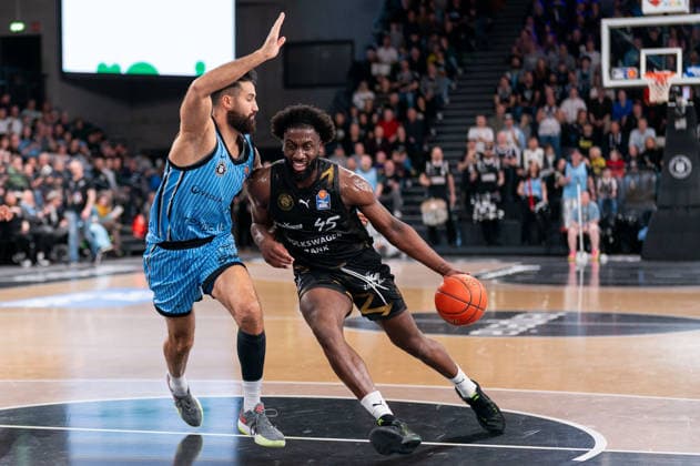 Oluwasimisola Shittu (Basketball Loewen Braunschweig, 45) im Dribbling gegen Martin Breunig (Veolia Towers Hamburg, 13), GER, Veolia Towers Hamburg vs Basketball Loewen Braunschweig, Basketball, Bundesliga, Spieltag 19, Saison 2025 2026, 08.02.2026 GER, Veolia Towers Hamburg vs Basketball Loewen Braunschweig, Basketball, Bundesliga, Spieltag 19, Saison 2025 2026, 08.02.2026 Hamburg Copyright: xEibner-Pressefoto MaxxVincenx EP_MVN