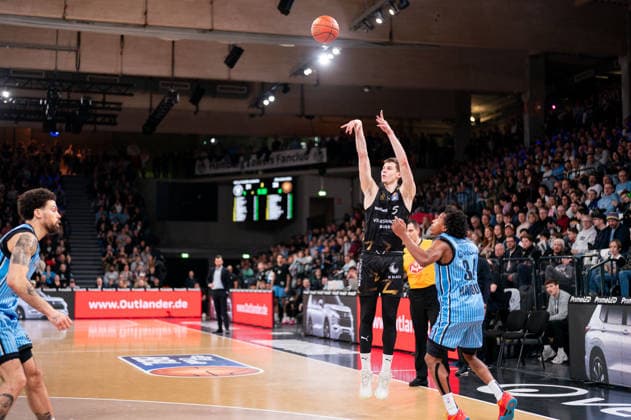 Luka Scuka (Basketball Loewen Braunschweig, 5) beim Wurf, Ross Williams (Veolia Towers Hamburg, 34), GER, Veolia Towers Hamburg vs Basketball Loewen Braunschweig, Basketball, Bundesliga, Spieltag 19, Saison 2025 2026, 08.02.2026 GER, Veolia Towers Hamburg vs Basketball Loewen Braunschweig, Basketball, Bundesliga, Spieltag 19, Saison 2025 2026, 08.02.2026 Hamburg Copyright: xEibner-Pressefoto MaxxVincenx EP_MVN