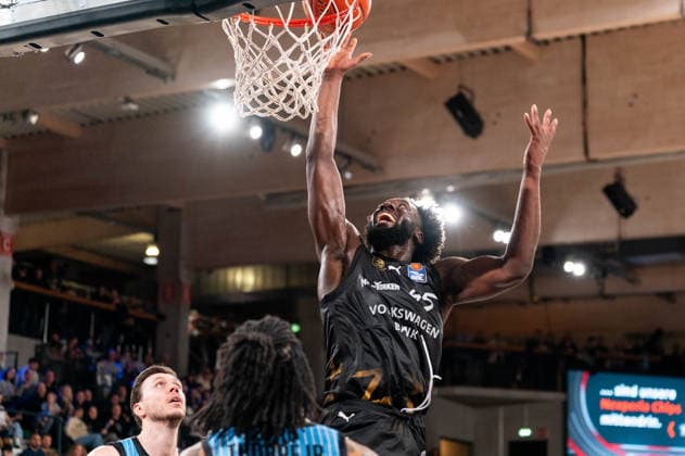 Oluwasimisola Shittu (Basketball Loewen Braunschweig, 45) beim Korbleger, GER, Veolia Towers Hamburg vs Basketball Loewen Braunschweig, Basketball, Bundesliga, Spieltag 19, Saison 2025 2026, 08.02.2026 GER, Veolia Towers Hamburg vs Basketball Loewen Braunschweig, Basketball, Bundesliga, Spieltag 19, Saison 2025 2026, 08.02.2026 Hamburg Copyright: xEibner-Pressefoto MaxxVincenx EP_MVN
