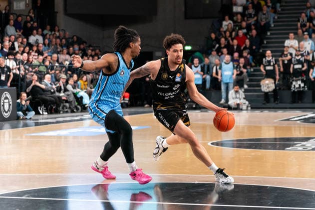 Joshua Obiesie (Basketball Loewen Braunschweig, 8) im Dribbling gegen Leonard Thorpe Jr. (Veolia Towers Hamburg, 02), GER, Veolia Towers Hamburg vs Basketball Loewen Braunschweig, Basketball, Bundesliga, Spieltag 19, Saison 2025 2026, 08.02.2026 GER, Veolia Towers Hamburg vs Basketball Loewen Braunschweig, Basketball, Bundesliga, Spieltag 19, Saison 2025 2026, 08.02.2026 Hamburg Copyright: xEibner-Pressefoto MaxxVincenx EP_MVN