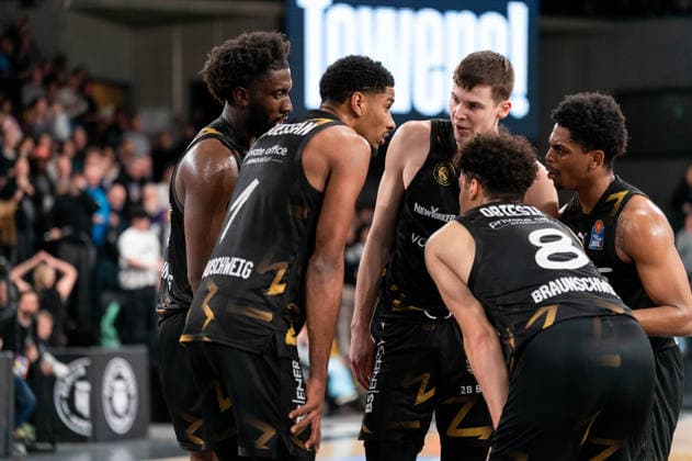 Braunschweig beim Huddle, Oluwasimisola Shittu (Basketball Loewen Braunschweig, 45), David NGuessan (Basketball Loewen Braunschweig, 1), Luka Scuka (Basketball Loewen Braunschweig, 5), Joshua Obiesie (Basketball Loewen Braunschweig, 8), Grant Sherfield (Basketball Loewen Braunschweig, 25), GER, Veolia Towers Hamburg vs Basketball Loewen Braunschweig, Basketball, Bundesliga, Spieltag 19, Saison 2025 2026, 08.02.2026 GER, Veolia Towers Hamburg vs Basketball Loewen Braunschweig, Basketball, Bundesliga, Spieltag 19, Saison 2025 2026, 08.02.2026 Hamburg Copyright: xEibner-Pressefoto MaxxVincenx EP_MVN