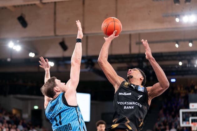 David NGuessan (Basketball Loewen Braunschweig, 1) beim Wurf, Niklas Wimberg (Veolia Towers Hamburg, 17), GER, Veolia Towers Hamburg vs Basketball Loewen Braunschweig, Basketball, Bundesliga, Spieltag 19, Saison 2025 2026, 08.02.2026 GER, Veolia Towers Hamburg vs Basketball Loewen Braunschweig, Basketball, Bundesliga, Spieltag 19, Saison 2025 2026, 08.02.2026 Hamburg Copyright: xEibner-Pressefoto MaxxVincenx EP_MVN