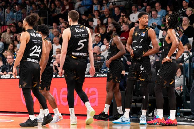 Braunschweiger Mannschaft, Kaza Kajami-Keane (Basketball Loewen Braunschweig, 24), Luka Scuka (Basketball Loewen Braunschweig, 5), Oluwasimisola Shittu (Basketball Loewen Braunschweig, 45), David NGuessan (Basketball Loewen Braunschweig, 1), GER, Veolia Towers Hamburg vs Basketball Loewen Braunschweig, Basketball, Bundesliga, Spieltag 19, Saison 2025 2026, 08.02.2026 GER, Veolia Towers Hamburg vs Basketball Loewen Braunschweig, Basketball, Bundesliga, Spieltag 19, Saison 2025 2026, 08.02.2026 Hamburg Copyright: xEibner-Pressefoto MaxxVincenx EP_MVN