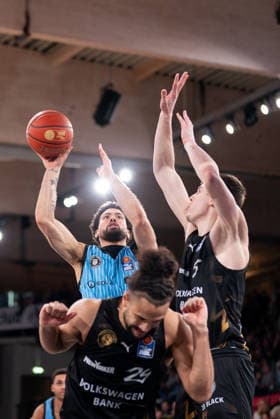 Devon Daniels (Veolia Towers Hamburg, 21) beim Wurf, Kaza Kajami-Keane (Basketball Loewen Braunschweig, 24), Luka Scuka (Basketball Loewen Braunschweig, 5), GER, Veolia Towers Hamburg vs Basketball Loewen Braunschweig, Basketball, Bundesliga, Spieltag 19, Saison 2025 2026, 08.02.2026 GER, Veolia Towers Hamburg vs Basketball Loewen Braunschweig, Basketball, Bundesliga, Spieltag 19, Saison 2025 2026, 08.02.2026 Hamburg Copyright: xEibner-Pressefoto MaxxVincenx EP_MVN