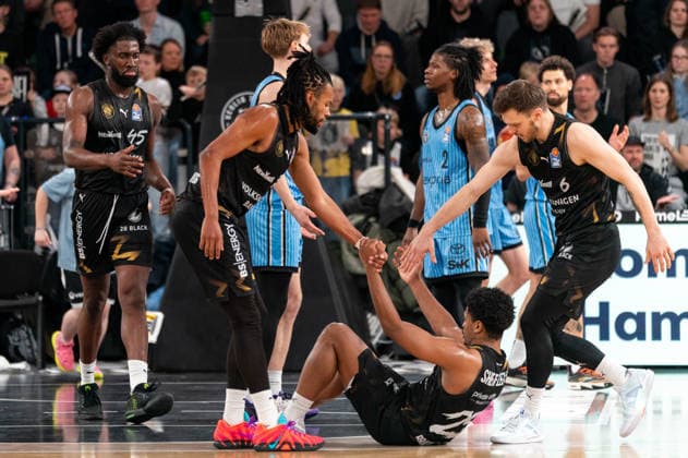 Chip Flanigan (Basketball Loewen Braunschweig, 30) und Ferdinand Zylka (Basketball Loewen Braunschweig, 6) helfen Grant Sherfield (Basketball Loewen Braunschweig, 25) hoch, GER, Veolia Towers Hamburg vs Basketball Loewen Braunschweig, Basketball, Bundesliga, Spieltag 19, Saison 2025 2026, 08.02.2026 GER, Veolia Towers Hamburg vs Basketball Loewen Braunschweig, Basketball, Bundesliga, Spieltag 19, Saison 2025 2026, 08.02.2026 Hamburg Copyright: xEibner-Pressefoto MaxxVincenx EP_MVN