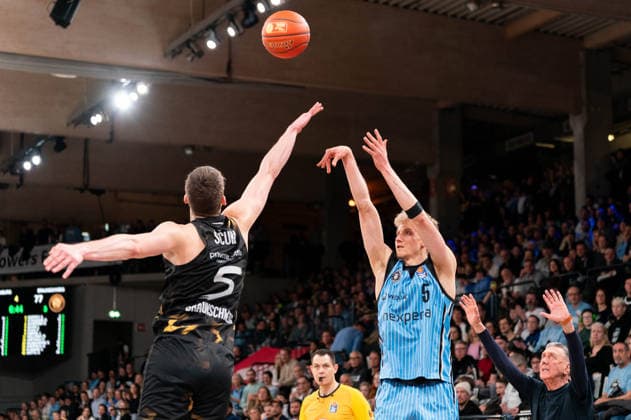 Zsombor Maronka (Veolia Towers Hamburg, 05) beim Wurf, Luka Scuka (Basketball Loewen Braunschweig, 5), GER, Veolia Towers Hamburg vs Basketball Loewen Braunschweig, Basketball, Bundesliga, Spieltag 19, Saison 2025 2026, 08.02.2026 GER, Veolia Towers Hamburg vs Basketball Loewen Braunschweig, Basketball, Bundesliga, Spieltag 19, Saison 2025 2026, 08.02.2026 Hamburg Copyright: xEibner-Pressefoto MaxxVincenx EP_MVN