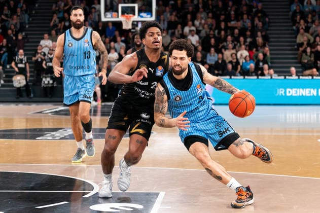 Devon Daniels (Veolia Towers Hamburg, 21) im Dribbling gegen Grant Sherfield (Basketball Loewen Braunschweig, 25), GER, Veolia Towers Hamburg vs Basketball Loewen Braunschweig, Basketball, Bundesliga, Spieltag 19, Saison 2025 2026, 08.02.2026 GER, Veolia Towers Hamburg vs Basketball Loewen Braunschweig, Basketball, Bundesliga, Spieltag 19, Saison 2025 2026, 08.02.2026 Hamburg Copyright: xEibner-Pressefoto MaxxVincenx EP_MVN