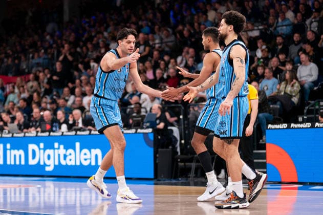 Benedikt Turudic (Veolia Towers Hamburg, 44) jubelt Jubel mit Kenneth Ogbe (Veolia Towers Hamburg, 25) und Devon Daniels (Veolia Towers Hamburg, 21), GER, Veolia Towers Hamburg vs Basketball Loewen Braunschweig, Basketball, Bundesliga, Spieltag 19, Saison 2025 2026, 08.02.2026 GER, Veolia Towers Hamburg vs Basketball Loewen Braunschweig, Basketball, Bundesliga, Spieltag 19, Saison 2025 2026, 08.02.2026 Hamburg Copyright: xEibner-Pressefoto MaxxVincenx EP_MVN