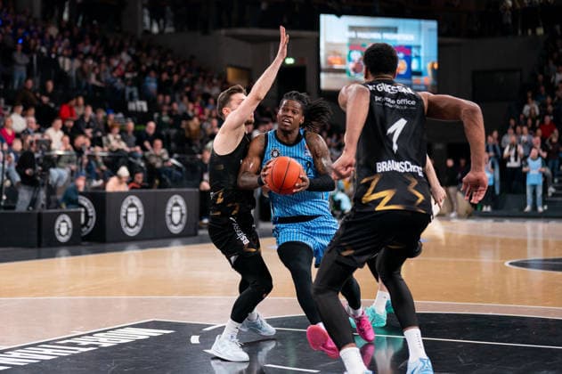 Leonard Thorpe Jr. (Veolia Towers Hamburg, 02) im Dribbling gegen Ferdinand Zylka (Basketball Loewen Braunschweig, 6), David NGuessan (Basketball Loewen Braunschweig, 1), GER, Veolia Towers Hamburg vs Basketball Loewen Braunschweig, Basketball, Bundesliga, Spieltag 19, Saison 2025 2026, 08.02.2026 GER, Veolia Towers Hamburg vs Basketball Loewen Braunschweig, Basketball, Bundesliga, Spieltag 19, Saison 2025 2026, 08.02.2026 Hamburg Copyright: xEibner-Pressefoto MaxxVincenx EP_MVN