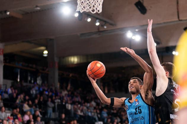 Kenneth Ogbe (Veolia Towers Hamburg, 25) beim Korbleger, Luka Scuka (Basketball Loewen Braunschweig, 5), GER, Veolia Towers Hamburg vs Basketball Loewen Braunschweig, Basketball, Bundesliga, Spieltag 19, Saison 2025 2026, 08.02.2026 GER, Veolia Towers Hamburg vs Basketball Loewen Braunschweig, Basketball, Bundesliga, Spieltag 19, Saison 2025 2026, 08.02.2026 Hamburg Copyright: xEibner-Pressefoto MaxxVincenx EP_MVN