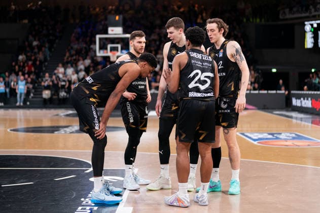 Braunschweig beim Huddle, David NGuessan (Basketball Loewen Braunschweig, 1), Ferdinand Zylka (Basketball Loewen Braunschweig, 6), Luka Scuka (Basketball Loewen Braunschweig, 5), Grant Sherfield (Basketball Loewen Braunschweig, 25), Benjamin Schroeder (Basketball Loewen Braunschweig, 2), GER, Veolia Towers Hamburg vs Basketball Loewen Braunschweig, Basketball, Bundesliga, Spieltag 19, Saison 2025 2026, 08.02.2026 GER, Veolia Towers Hamburg vs Basketball Loewen Braunschweig, Basketball, Bundesliga, Spieltag 19, Saison 2025 2026, 08.02.2026 Hamburg Copyright: xEibner-Pressefoto MaxxVincenx EP_MVN