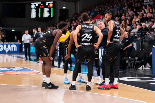 Braunschweig beim Huddle, Oluwasimisola Shittu (Basketball Loewen Braunschweig, 45), Kaza Kajami-Keane (Basketball Loewen Braunschweig, 24), Liviu Calin (Basketball Loewen Braunschweig, Trainer), Chip Flanigan (Basketball Loewen Braunschweig, 30), GER, Veolia Towers Hamburg vs Basketball Loewen Braunschweig, Basketball, Bundesliga, Spieltag 19, Saison 2025 2026, 08.02.2026 GER, Veolia Towers Hamburg vs Basketball Loewen Braunschweig, Basketball, Bundesliga, Spieltag 19, Saison 2025 2026, 08.02.2026 Hamburg Copyright: xEibner-Pressefoto MaxxVincenx EP_MVN