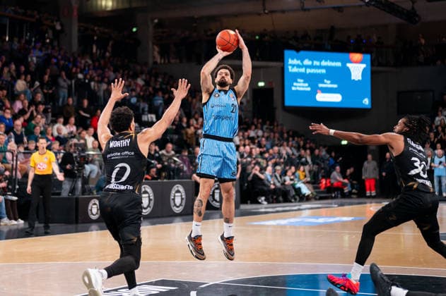 Devon Daniels (Veolia Towers Hamburg, 21) beim Wurf, Adrian Worthy (Basketball Loewen Braunschweig, 0), Chip Flanigan (Basketball Loewen Braunschweig, 30), GER, Veolia Towers Hamburg vs Basketball Loewen Braunschweig, Basketball, Bundesliga, Spieltag 19, Saison 2025 2026, 08.02.2026 GER, Veolia Towers Hamburg vs Basketball Loewen Braunschweig, Basketball, Bundesliga, Spieltag 19, Saison 2025 2026, 08.02.2026 Hamburg Copyright: xEibner-Pressefoto MaxxVincenx EP_MVN