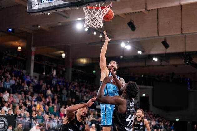 Martin Breunig (Veolia Towers Hamburg, 13) beim Korbleger, Oluwasimisola Shittu (Basketball Loewen Braunschweig, 45), GER, Veolia Towers Hamburg vs Basketball Loewen Braunschweig, Basketball, Bundesliga, Spieltag 19, Saison 2025 2026, 08.02.2026 GER, Veolia Towers Hamburg vs Basketball Loewen Braunschweig, Basketball, Bundesliga, Spieltag 19, Saison 2025 2026, 08.02.2026 Hamburg Copyright: xEibner-Pressefoto MaxxVincenx EP_MVN