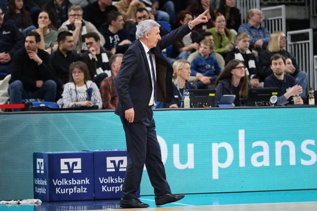 Svetislav Pesic (FC Bayern Muenchen, Head Coach) gestikuliert. GER, BBL, MLP Academics Heidelberg vs. FC Bayern Muenchen, easycredit Basketball Bundesliga, 19.Spieltag, Saison, 2025 2026, 08.02.2026 GER, MLP Academics Heidelberg vs. FC Bayern Muenchen, Basketball, easycredit Basketball Bundesliga, 19.Spieltag, Saison, 2025 2026, 08.02.2026 Heidelberg Copyright: xEibner-Pressefoto JoergxHirschx EP_JHH