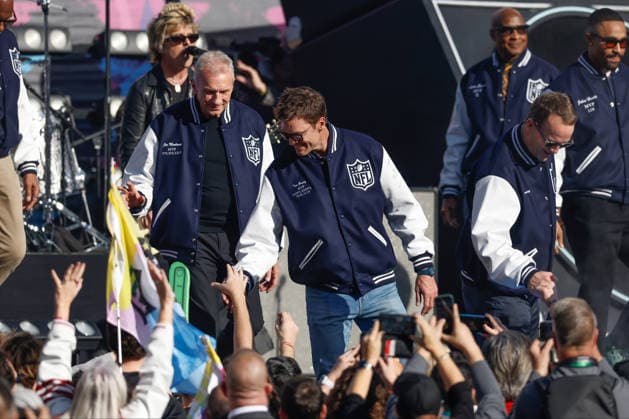 NFL, American Football Herren, USA greats Joe Montana, left, Tom Brady center, and Payton Manning, right, greet fans as the band Green Day performs before the start of thebefore the start of Super Bowl LX at at Levi s Stadium in Santa Clara, California on Sunday, February 8, 2026. SBP202602082122 JOHNxANGELILLO