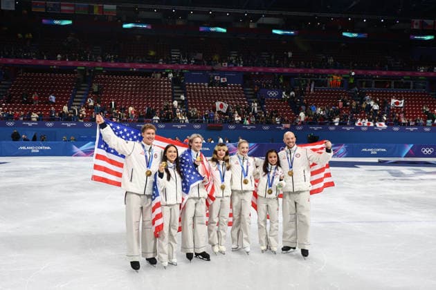 February 8, 2026, Milan, Lombardy, Italy: EVAN BATES, MADISON CHOCK, DANNY O SHEA, ELLIE KAM, ALYSA LIU, AMBER GLENN and ILIA MALININ of Team USA celebrate winning the gold medal during the Victory Ceremony of the Figure skating, Eiskunstlauf Team Event at the Milano Cortina 2026 Winter Olympic Games, Olympische Spiele, Olympia, OS Milan Italy - ZUMAc179 20260208_oly_c179_108 Copyright: xMickaelxChavetx