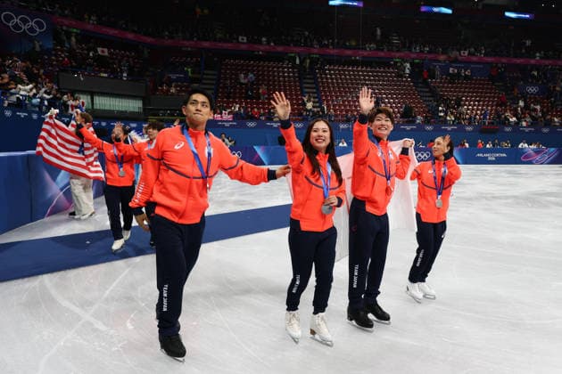 February 8, 2026, Milan, Lombardy, Italy: YUMA KAGIYAMA, SATO SHUN, MIURA RIKU, KIHARA RYUICHI, YOSHIA UTANA, MASAYA MORITA and SAKAMOTO KAORI of Team Japan celebrate winning the silver medal during the Victory Ceremony of the Figure skating, Eiskunstlauf Team Event at the Milano Cortina 2026 Winter Olympic Games, Olympische Spiele, Olympia, OS Olympics 2026: Milano Cortina: Figure Skating Team Event - ZUMAc179 20260208_oly_c179_126 Copyright: xMickaelxChavetx