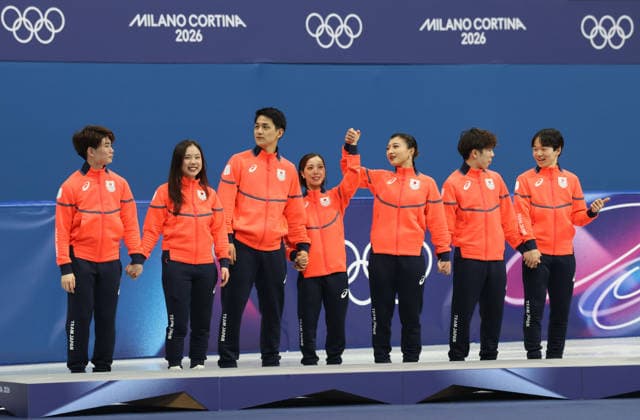 February 8, 2026, Milan, Lombardy, Italy: YUMA KAGIYAMA, SATO SHUN, MIURA RIKU, KIHARA RYUICHI, YOSHIA UTANA, MASAYA MORITA and SAKAMOTO KAORI of Team Japan celebrate winning the silver medal during the Victory Ceremony of the Figure skating, Eiskunstlauf Team Event at the Milano Cortina 2026 Winter Olympic Games, Olympische Spiele, Olympia, OS Olympics 2026: Milano Cortina: Figure Skating Team Event - ZUMAc179 20260208_oly_c179_140 Copyright: xMickaelxChavetx