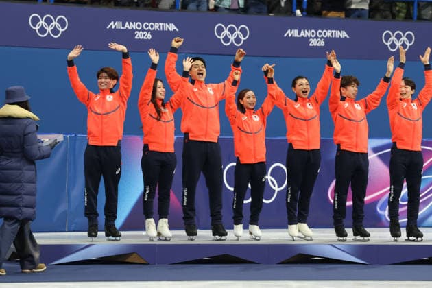 February 8, 2026, Milan, Lombardy, Italy: YUMA KAGIYAMA, SATO SHUN, MIURA RIKU, KIHARA RYUICHI, YOSHIA UTANA, MASAYA MORITA and SAKAMOTO KAORI of Team Japan celebrate winning the silver medal during the Victory Ceremony of the Figure skating, Eiskunstlauf Team Event at the Milano Cortina 2026 Winter Olympic Games, Olympische Spiele, Olympia, OS Milan Italy - ZUMAc179 20260208_oly_c179_138 Copyright: xMickaelxChavetx
