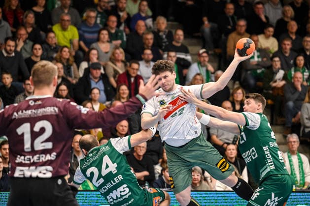 Goeppingen, Deutschland, 10.02.26: Torwart Kristian Saveras (FRISCH AUF! Goeppingen), Marcel Schiller (FRISCH AUF! Goeppingen), Pgilipp Vorlicek (GWD Minden) und Oskar Sunnefeldt (FRISCH AUF! Goeppingen) im Zweikampf waehrend des Daikin Handball Bundesliga Spiels zwischen FRISCH AUF! Goeppingen vs GWD Minden in der EWS Arena am 10. Februar 2026 in Goeppingen, Deutschland. (Foto von Harry Langer DeFodi Images) Goeppingen, Germany, 10.02.26: Torwart Kristian Saveras (FRISCH AUF! Goeppingen), Marcel Schiller (FRISCH AUF! Goeppingen), Pgilipp Vorlicek (GWD Minden) und Oskar Sunnefeldt (FRISCH AUF! Goeppingen) battle for the ball during the Daikin Handball Bundesliga match between FRISCH AUF! Goeppingen vs GWD Minden at EWS Arena on February 10, 2026 in Goeppingen, Germany. (Photo by Harry Langer DeFodi Images) (Photo by Harry Langer DeFodi Images) -