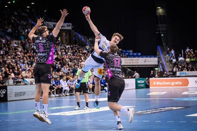 Felix Aellen (ThSV Eisenach, 22) vs. Samuel Roethlisberger (TVB Stuttgart, 17) und Antonio Serradilla (TVB Stuttgart, 05), li. GER, TVB Stuttgart - ThSV Eisenach, DAIKIN HBL, Handball, Bundesliga, 20. Spieltag, Spielzeit 2025 2026, 09.02.2026 GER, TVB Stuttgart - ThSV Eisenach, DAIKIN HBL, Handball, Bundesliga, 20. Spieltag, Spielzeit 2025 2026, 09.02.2026 Stuttgart Copyright: xSandyxDinkelackerx EP_SDR