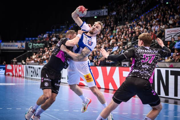 Dominik Solak (ThSV Eisenach, 30) vs. Simone Mengon (TVB Stuttgart, 15) und Jakob Nigg (TVB Stuttgart, 57), re. GER, TVB Stuttgart - ThSV Eisenach, DAIKIN HBL, Handball, Bundesliga, 20. Spieltag, Spielzeit 2025 2026, 09.02.2026 GER, TVB Stuttgart - ThSV Eisenach, DAIKIN HBL, Handball, Bundesliga, 20. Spieltag, Spielzeit 2025 2026, 09.02.2026 Stuttgart Copyright: xSandyxDinkelackerx EP_SDR