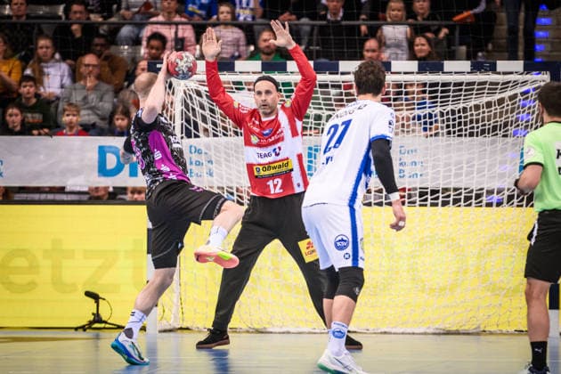 Patrick Zieker (TVB Stuttgart, 25) vs. Silvio Heinevetter (ThSV Eisenach, 12) - spaeter verzockter Sieben-Meter GER, TVB Stuttgart - ThSV Eisenach, DAIKIN HBL, Handball, Bundesliga, 20. Spieltag, Spielzeit 2025 2026, 09.02.2026 GER, TVB Stuttgart - ThSV Eisenach, DAIKIN HBL, Handball, Bundesliga, 20. Spieltag, Spielzeit 2025 2026, 09.02.2026 Stuttgart Copyright: xSandyxDinkelackerx EP_SDR