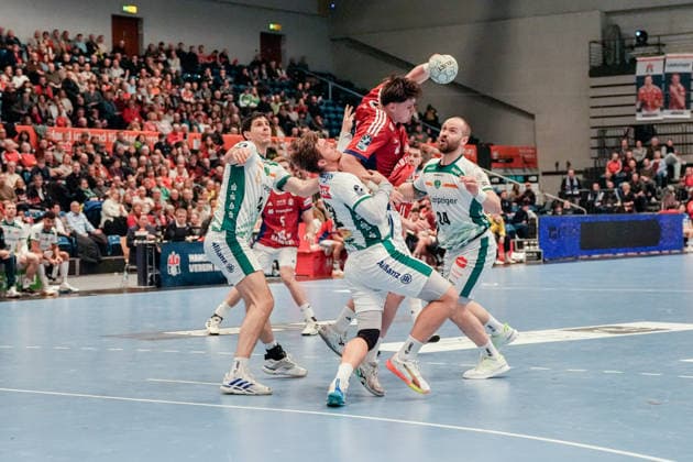 Deutschland: Handball-Bundesliga, DAIKIN HBL 2025 26, 20. Spieltag Handball Verein Hamburg vs SC DHfK Leipzig Sporthalle Hamburg (Hamburg): Oliver Norlyk (HSV Hamburg, 5), Dean Bombac (SC DHfK Leipzig, 67), Moritz Preuss (SC DHfK Leipzig, 24), Franz Semper (SC DHfK Leipzig, 32), Jan Schmidt (HSV Hamburg, 42), Nicolaj Jörgensen (HSV Hamburg, 11) Copyright: xStefanxTrochax