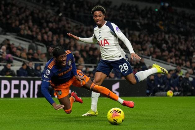 Anthony Elanga of Newcastle United is brought down by Wilson Odobert of Tottenham Hotspur Tottenham Hotspur v Newcastle United, Premier League, Football, Tottenham Hotspur Stadium, London, UK - 10 Feb 2026London Tottenham Hotspur Stadium United Kingdom EDITORIAL USE ONLY No use with unauthorised audio, video, data, fixture lists, club league logos or live services. Online in-match use limited to 120 images, no video emulation. No use in betting, games or single club league player publications. Copyright: xJoexToth Shutterstockx 16537168j