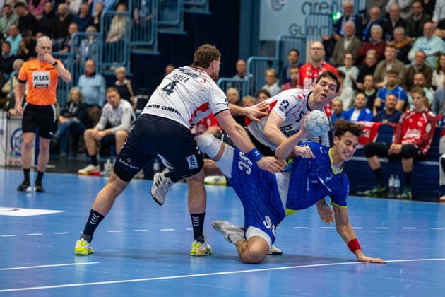 Daikin Handball Bundesliga, VfL Gummersbach - SG Flensburg Handewitt, 10.02.2026 Johannes Golla (SG Flensburg-Handewitt, 4), Niclas Kirkeløkke (SG Flensburg-Handewitt, 5), Julian Köster (VfL Gummersbach, 7), beim Torwurf.; Daikin Handball Bundesliga, VfL Gummersbach - SG Flensburg Handewitt, 10.02.2026 Copyright: xBEAUTIFULxSPORTS Erlhofx