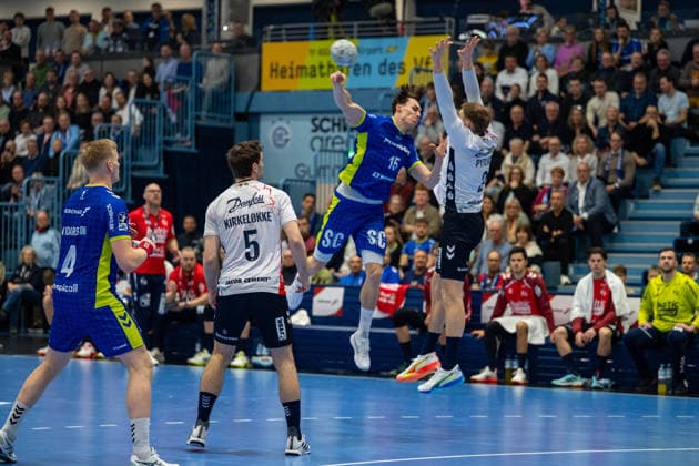 Daikin Handball Bundesliga, VfL Gummersbach - SG Flensburg Handewitt, 10.02.2026 Ellidi Vidarsson (VfL Gummersbach, 4), Niclas Kirkeløkke (SG Flensburg-Handewitt, 5), Miro Schluroff (VfL Gummersbach, 15), Simon Pytlick (SG Flensburg-Handewitt, 2), ; Daikin Handball Bundesliga, VfL Gummersbach - SG Flensburg Handewitt, 10.02.2026 Copyright: xBEAUTIFULxSPORTS Erlhofx