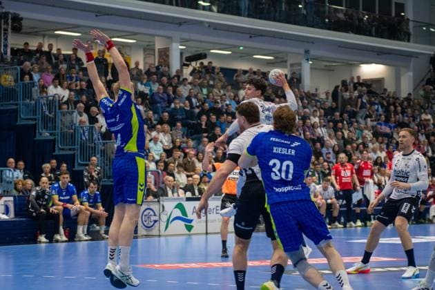 Tom Kiesler, Rueckraum, (VfL Gummersbach 30), Ellidi Snaer Vidarsson, Kreislaeufer, (VfL Gummersbach 4), Marko Grgić, Rueckraum (SG Flensburg-Handewitt 17), Simon Pytlick, Rueckraum (SG Flensburg-Handewitt 2), VfL Gummersbach vs. SG Flensburg-Handewitt, Daikin Handball Bundesliga, Herren , 20. Spieltag, 10.02.2026 Gummersbach NRW Deutschland