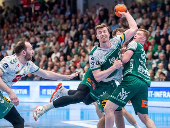 Erik Persson (Frisch Auf Goeppingen, 22) liegt quer in der Luft, Frisch Auf Goeppingen vs. GWD Minden, Handball, 1. Bundesliga, Herren, Spielzeit 2025 2026, 10.02.2026, Frisch Auf Goeppingen vs. GWD Minden, Handball, 1. Bundesliga, Herren, Spielzeit 2025 2026, 10.02.2026 Goeppingen Copyright: xEibner-Pressefoto MichaelxSchmidx EP_MST