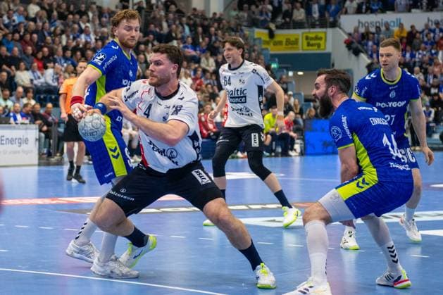 Johannes Golla, Kreislaufer (SG Flensburg-Handewitt 4), Tom Kiesler, Rueckraum, (VfL Gummersbach 30), Teitur Oern Einarsson, Rueckraum, (VfL Gummersbach 14), VfL Gummersbach vs. SG Flensburg-Handewitt, Daikin Handball Bundesliga, Herren , 20. Spieltag, 10.02.2026 Gummersbach NRW Deutschland