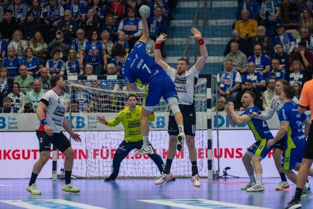 Julian Koester, Rueckraum, (VfL Gummersbach 7), Kevin Moller, Torwart (SG Flensburg-Handewitt 20), Johannes Golla, Kreislaufer (SG Flensburg-Handewitt 4), VfL Gummersbach vs. SG Flensburg-Handewitt, Daikin Handball Bundesliga, Herren , 20. Spieltag, 10.02.2026 Gummersbach NRW Deutschland