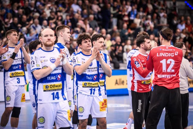 Peter Walz (ThSV Eisenach, 14), Gian Attenhofer (ThSV Eisenach, 11), vorn - und Team - sichtlich enttaeuscht nach Niederlage gegen Stuttgart GER, TVB Stuttgart - ThSV Eisenach, DAIKIN HBL, Handball, Bundesliga, 20. Spieltag, Spielzeit 2025 2026, 09.02.2026 GER, TVB Stuttgart - ThSV Eisenach, DAIKIN HBL, Handball, Bundesliga, 20. Spieltag, Spielzeit 2025 2026, 09.02.2026 Stuttgart Copyright: xSandyxDinkelackerx EP_SDR