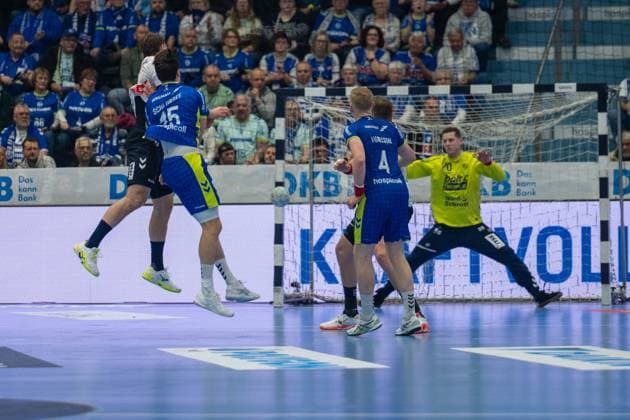 Miro Schluroff, Rueckraum, (VfL Gummersbach 15), Ellidi Snaer Vidarsson, Kreislaeufer, (VfL Gummersbach 4), Kevin Moller, Torwart (SG Flensburg-Handewitt 20), VfL Gummersbach vs. SG Flensburg-Handewitt, Daikin Handball Bundesliga, Herren , 20. Spieltag, 10.02.2026 Gummersbach NRW Deutschland